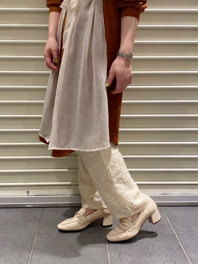 その他のワンピース、ホワイト系のその他パンツ、ホワイト系のローファーを着用したレディースの夏コーディネートの3枚目の写真