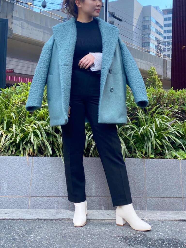 グリーン系のその他アウター、ブラック系のその他パンツ、ホワイト系のブーツを着用したレディースの夏コーディネートの5枚目の写真