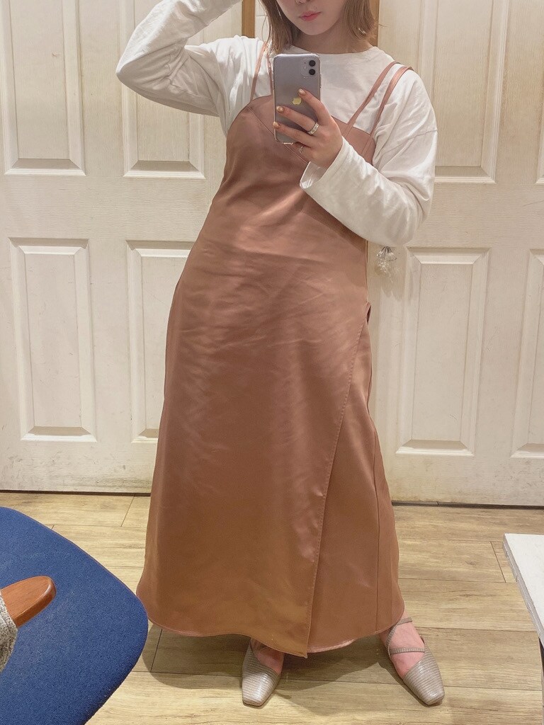 ブラウン系のワンピース、ベージュ系のシャツ/ブラウス、グレー系のパンプスを着用したレディースの冬コーディネートの3枚目の写真