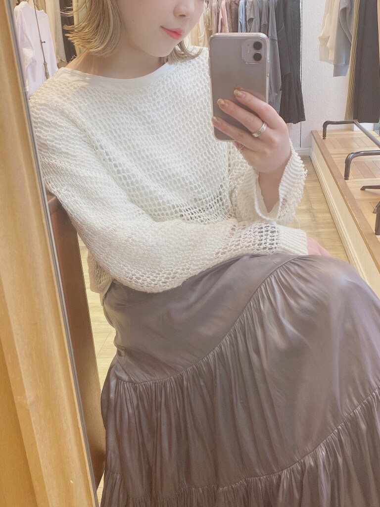 ホワイト系のTシャツ/カットソー、パープル系のスカート、ホワイト系のニット/セーターを着用したレディースの春コーディネートの2枚目の写真