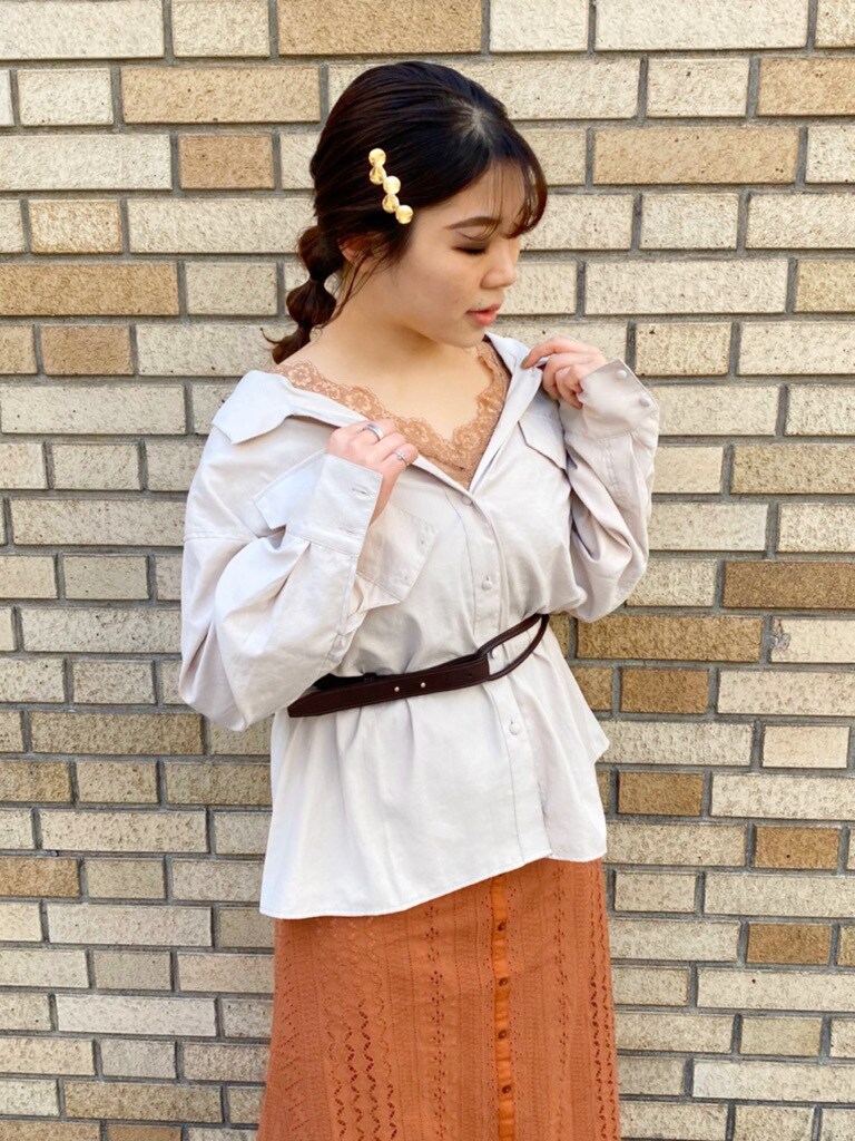 ホワイト系のシャツ/ブラウス、ブラウン系のスカート、ホワイト系のパンプスを着用したレディースの春コーディネートの2枚目の写真