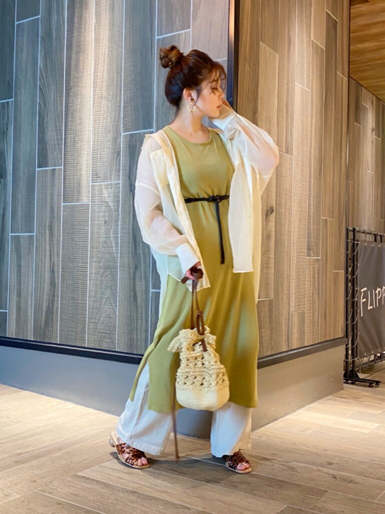 ホワイト系のその他パンツ、その他のサンダル、ベージュ系のハンドバッグを着用したレディースの夏コーディネートの4枚目の写真