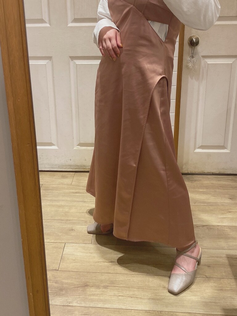 ブラウン系のワンピース、ベージュ系のシャツ/ブラウス、グレー系のパンプスを着用したレディースの冬コーディネートの2枚目の写真