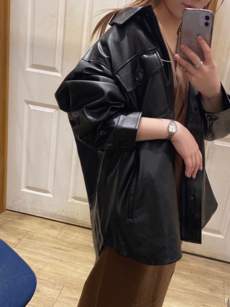 ブラック系のテーラードジャケット、ブラウン系のワンピース、ブラック系のブーツを着用したレディースの秋コーディネートの4枚目の写真