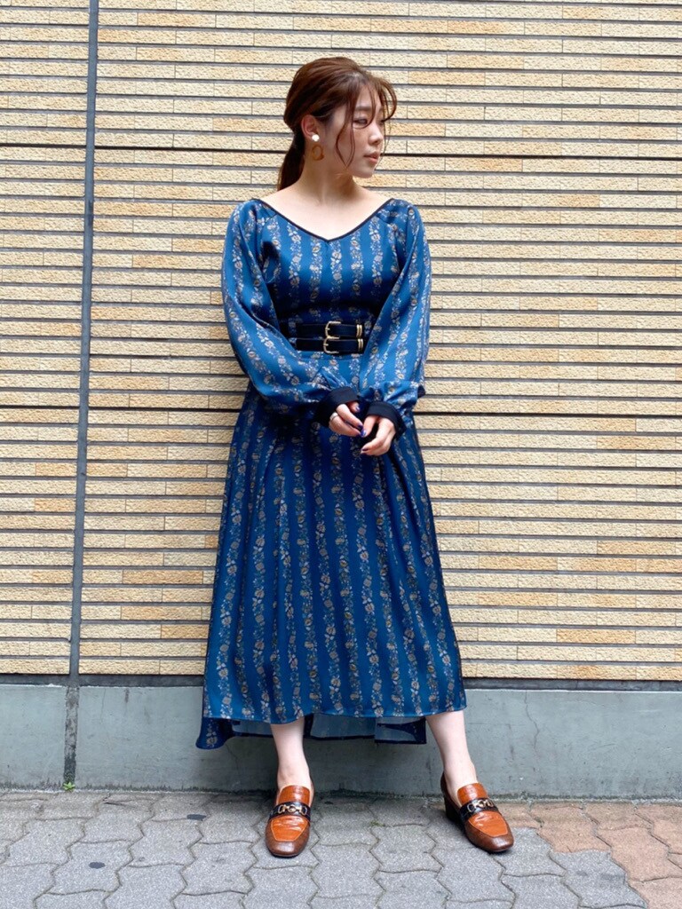 ブルー系のワンピース、ブラウン系のローファー、ブラウン系のその他アウターを着用したレディースの夏コーディネートの8枚目の写真