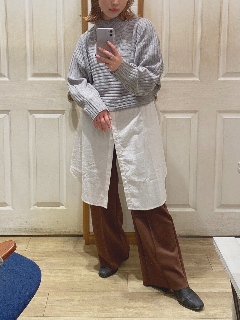 ブラック系のブーツ、ブラウン系のその他パンツ、グレー系のニット/セーターを着用したレディースの冬コーディネートの5枚目の写真