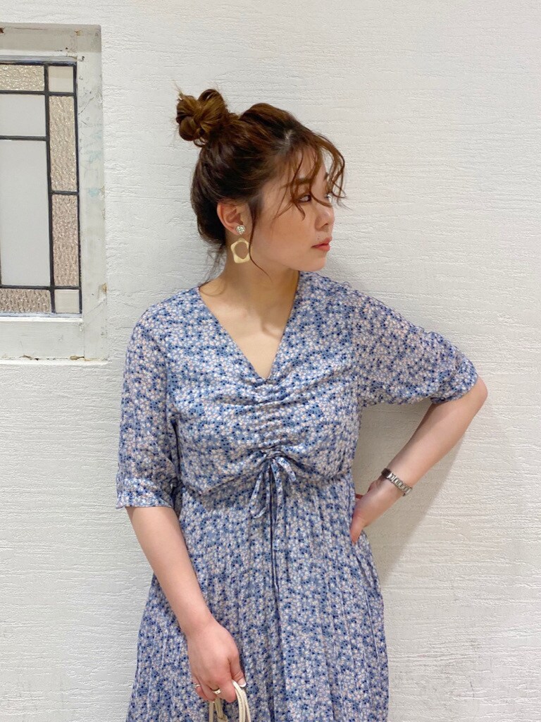 ホワイト系のハンドバッグ、ブルー系のワンピースを着用したレディースの夏コーディネートの5枚目の写真