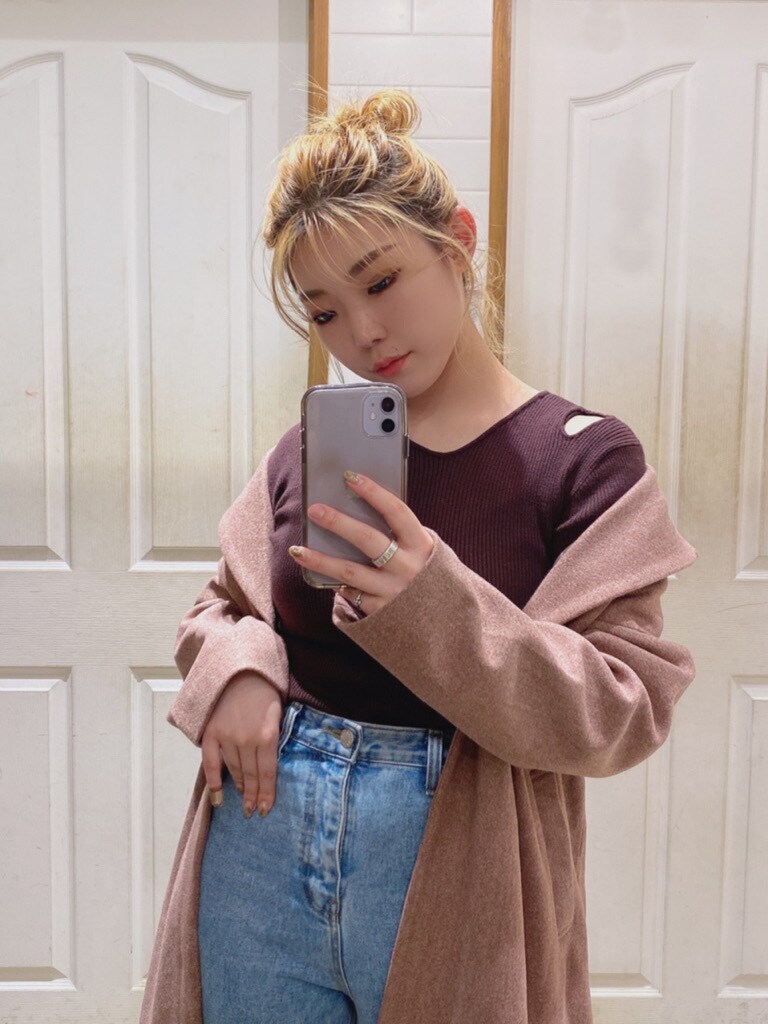 ピンク系のその他アウター、ブラウン系のニット/セーターを着用したレディースの秋コーディネートの2枚目の写真