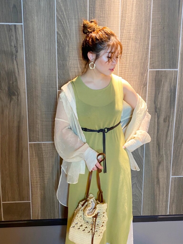 ホワイト系のその他パンツ、その他のサンダル、ベージュ系のハンドバッグを着用したレディースの夏コーディネートの6枚目の写真