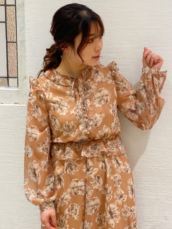 オレンジ系のワンピースを着用したレディースの春コーディネートの2枚目の写真