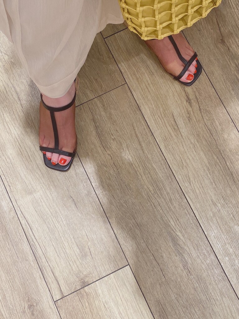 ホワイト系のシャツ/ブラウス、イエロー系のショルダーバッグ、ホワイト系のその他パンツを着用したレディースの春コーディネートの4枚目の写真