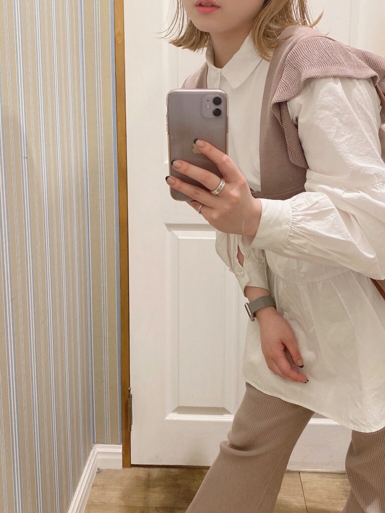 ホワイト系のシャツ/ブラウス、ベージュ系のその他パンツ、ブラウン系のハンドバッグを着用したレディースの春コーディネートの6枚目の写真