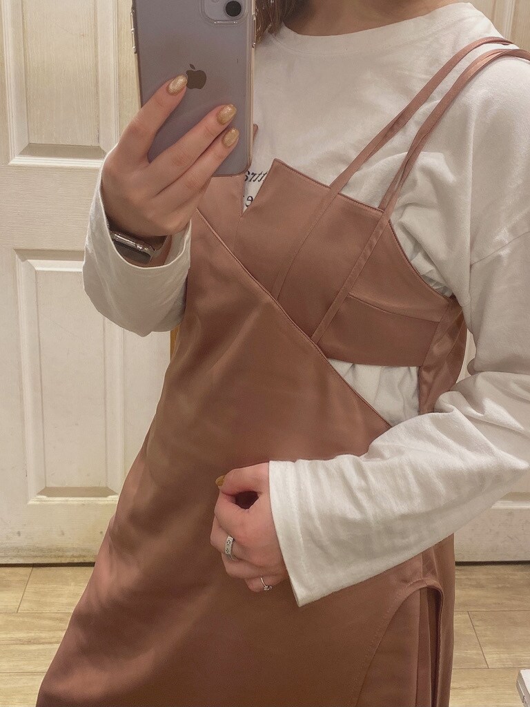 ブラウン系のワンピース、ベージュ系のシャツ/ブラウス、グレー系のパンプスを着用したレディースの冬コーディネートの4枚目の写真