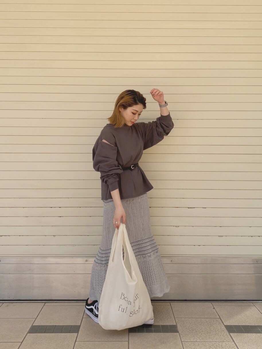 ホワイト系のエコバッグ/サブバッグ、ブルー系のスカートを着用したレディースの春コーディネートの2枚目の写真