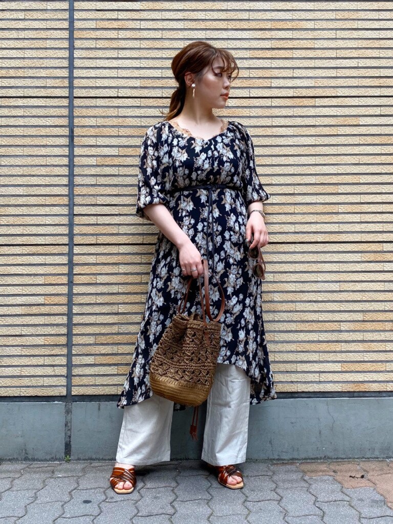 ホワイト系のその他パンツ、ブラック系のワンピース、ブラウン系のサンダルを着用したレディースの夏コーディネートの8枚目の写真