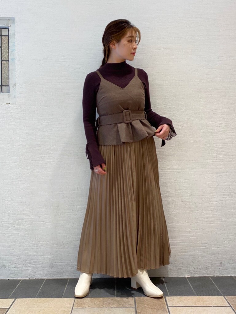 ブラウン系のワンピース、ホワイト系のブーツ、ベージュ系のチェスターコートを着用したレディースの夏コーディネートの5枚目の写真