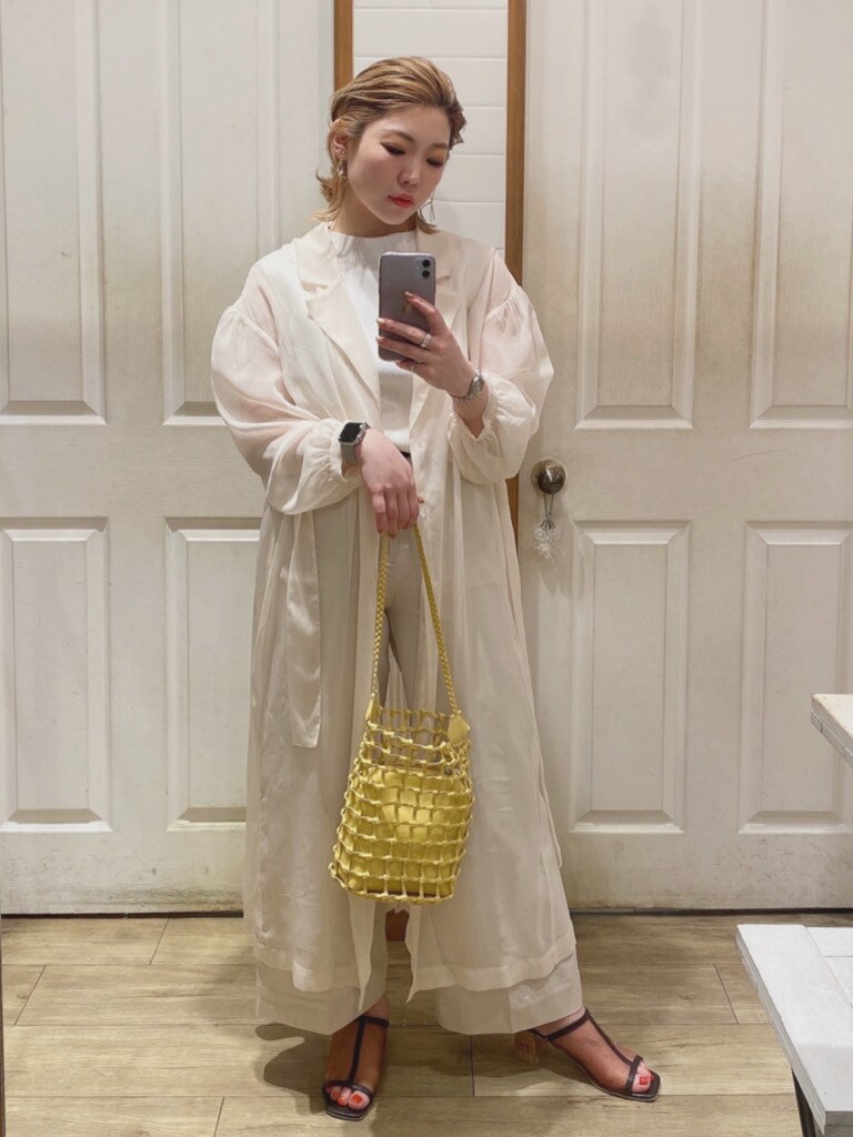 ホワイト系のシャツ/ブラウス、イエロー系のショルダーバッグ、ホワイト系のその他パンツを着用したレディースの春コーディネートの3枚目の写真