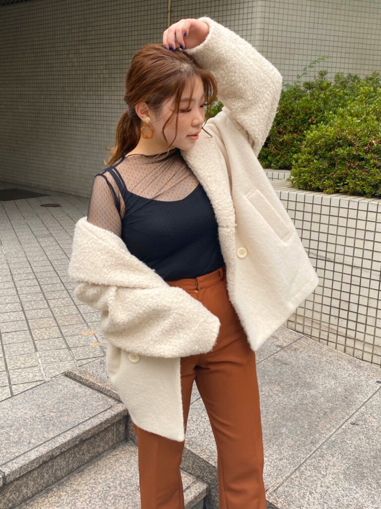 ホワイト系のその他アウター、ブラウン系のローファー、ピンク系のその他パンツを着用したレディースの夏コーディネートの2枚目の写真