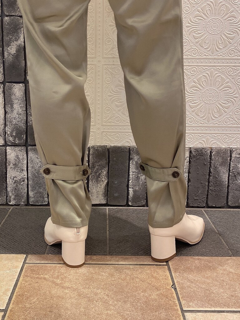 ホワイト系のブーツ、ホワイト系のカーディガン/ボレロ、ホワイト系のシャツ/ブラウスを着用したレディースの秋コーディネートの3枚目の写真