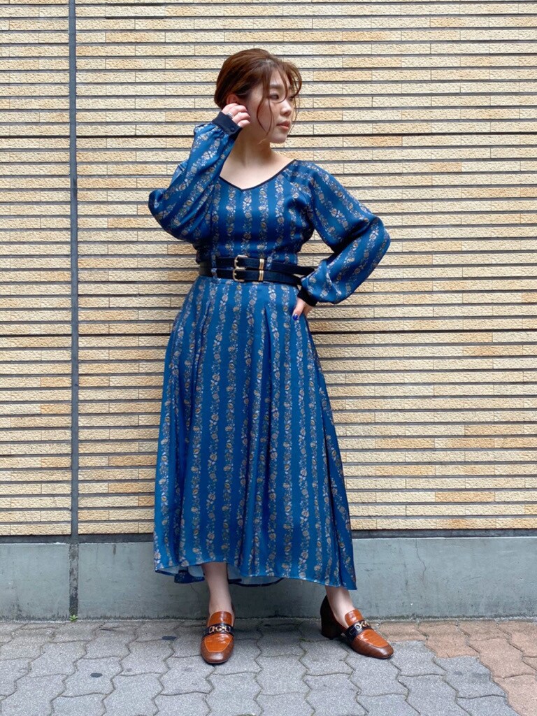 ブルー系のワンピース、ブラウン系のローファー、ブラウン系のその他アウターを着用したレディースの夏コーディネートの7枚目の写真