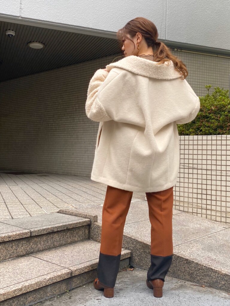 ホワイト系のその他アウター、ブラウン系のローファー、ピンク系のその他パンツを着用したレディースの夏コーディネートの6枚目の写真