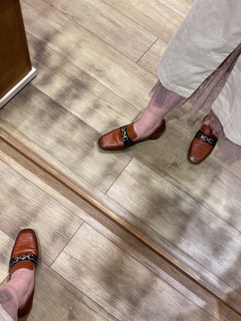 ベージュ系のスカート、ブラウン系のローファーを着用したレディースの秋コーディネートの3枚目の写真