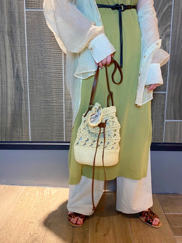 ホワイト系のその他パンツ、その他のサンダル、ベージュ系のハンドバッグを着用したレディースの夏コーディネートの5枚目の写真