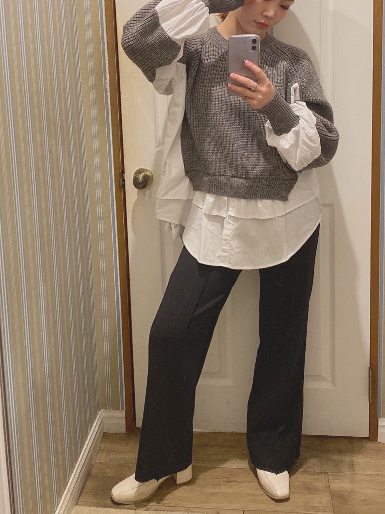 ホワイト系のブーツ、ブラック系のその他パンツ、グレー系のニット/セーターを着用したレディースの冬コーディネートの3枚目の写真