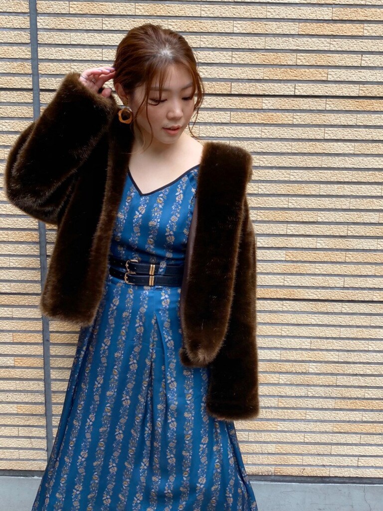 ブルー系のワンピース、ブラウン系のローファー、ブラウン系のその他アウターを着用したレディースの夏コーディネートの6枚目の写真