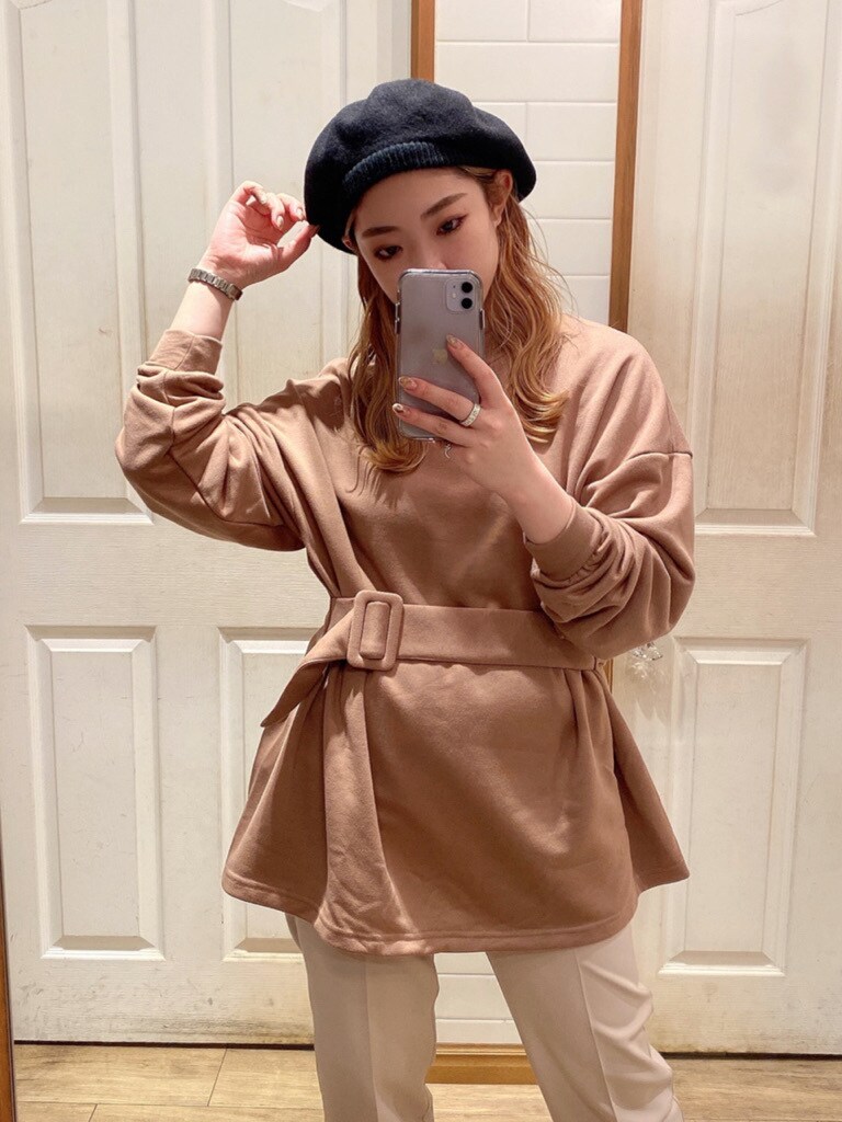 ベージュ系のその他パンツ、ホワイト系のブーツ、ブラウン系のその他トップスを着用したレディースの秋コーディネートの2枚目の写真