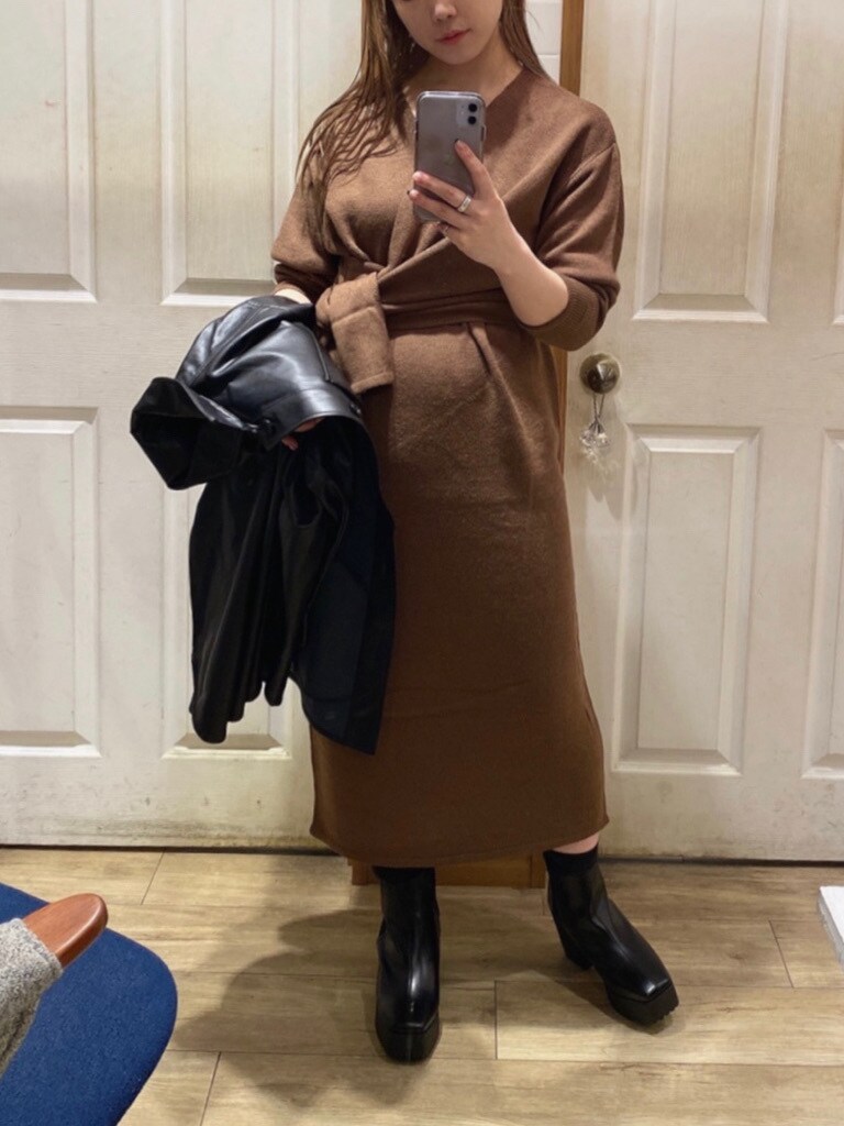 ブラック系のテーラードジャケット、ブラウン系のワンピース、ブラック系のブーツを着用したレディースの秋コーディネートの7枚目の写真