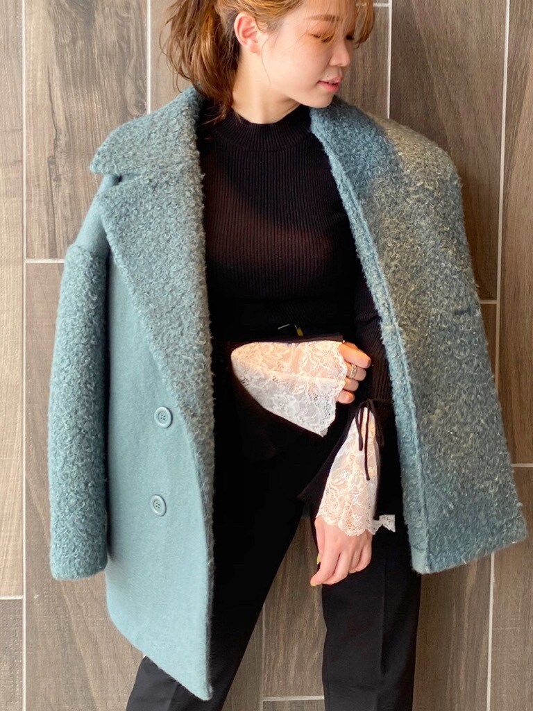 グリーン系のその他アウター、ブラック系のその他パンツ、ホワイト系のブーツを着用したレディースの夏コーディネートの3枚目の写真