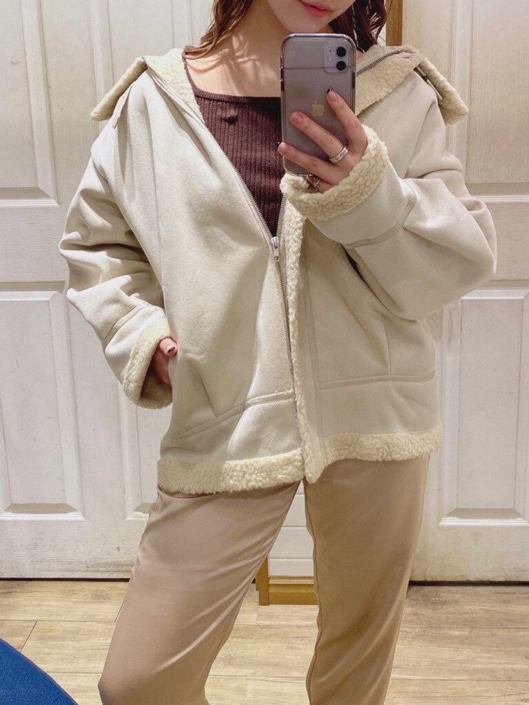 ホワイト系のブルゾンを着用したレディースの秋コーディネートの4枚目の写真