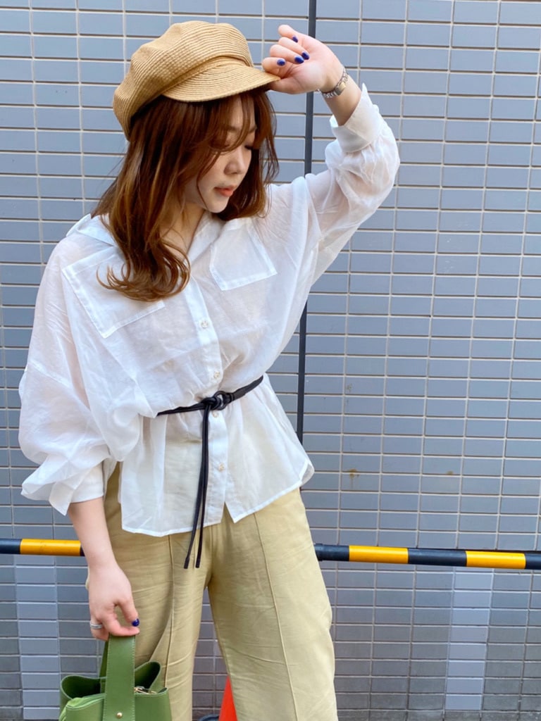 グリーン系のハンドバッグ、グリーン系のその他パンツ、ホワイト系のシャツ/ブラウスを着用したレディースの夏コーディネートの2枚目の写真