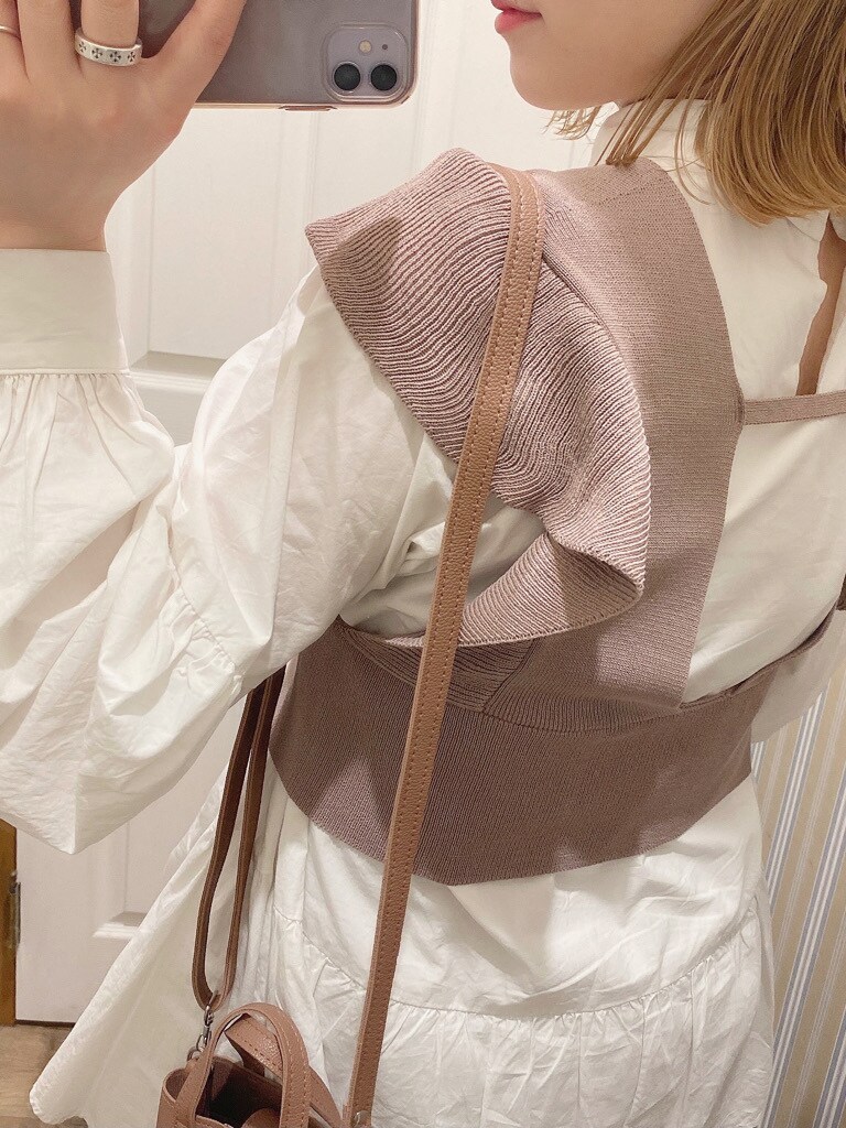 ホワイト系のシャツ/ブラウス、ベージュ系のその他パンツ、ブラウン系のハンドバッグを着用したレディースの春コーディネートの7枚目の写真