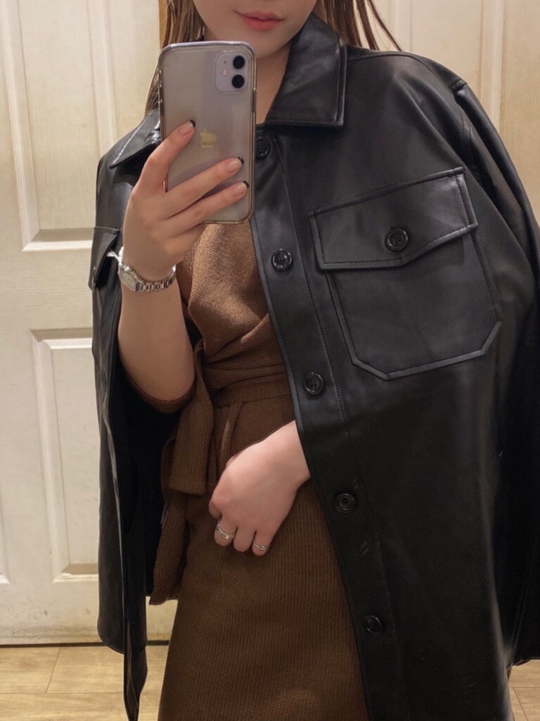 ブラック系のテーラードジャケット、ブラウン系のワンピース、ブラック系のブーツを着用したレディースの秋コーディネートの6枚目の写真