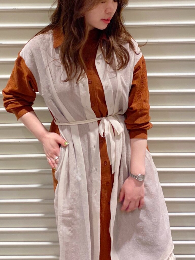 その他のワンピース、ホワイト系のその他パンツ、ホワイト系のローファーを着用したレディースの夏コーディネートの4枚目の写真