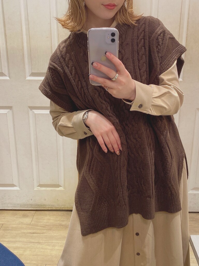 ベージュ系のワンピース、ブラウン系のベストを着用したレディースの冬コーディネートの4枚目の写真