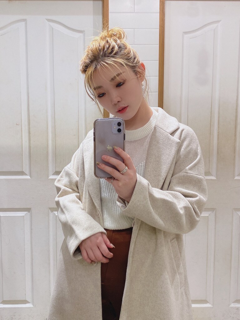 ホワイト系のローファー、ブラウン系のニット/セーター、ホワイト系のその他アウターを着用したレディースの秋コーディネートの2枚目の写真