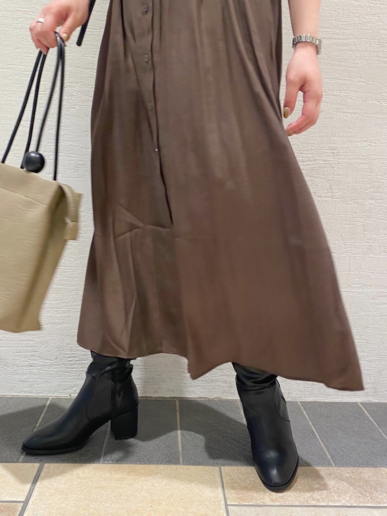 ベージュ系のハンドバッグ、その他のテーラードジャケット、ブラック系のブーツを着用したレディースの秋コーディネートの3枚目の写真