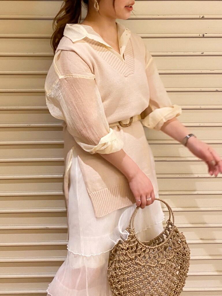 ベージュ系のハンドバッグ、ホワイト系のスカート、ホワイト系のシャツ/ブラウスを着用したレディースの夏コーディネートの5枚目の写真