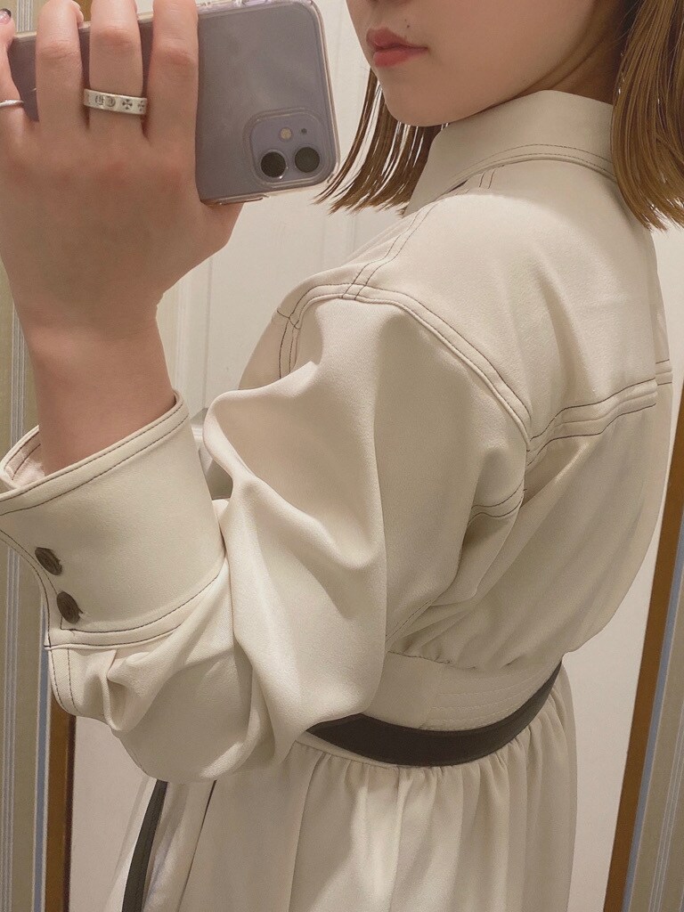 ホワイト系のワンピース、ブラック系のローファーを着用したレディースの冬コーディネートの3枚目の写真