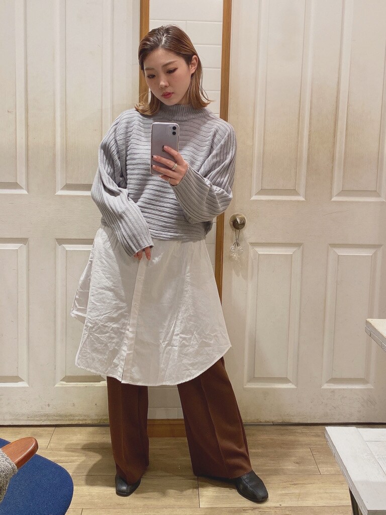 ブラック系のブーツ、ブラウン系のその他パンツ、グレー系のニット/セーターを着用したレディースの冬コーディネートの7枚目の写真