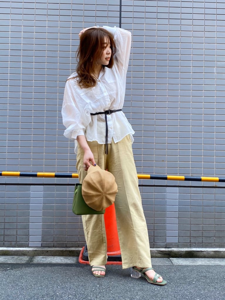グリーン系のハンドバッグ、グリーン系のその他パンツ、ホワイト系のシャツ/ブラウスを着用したレディースの夏コーディネートの4枚目の写真