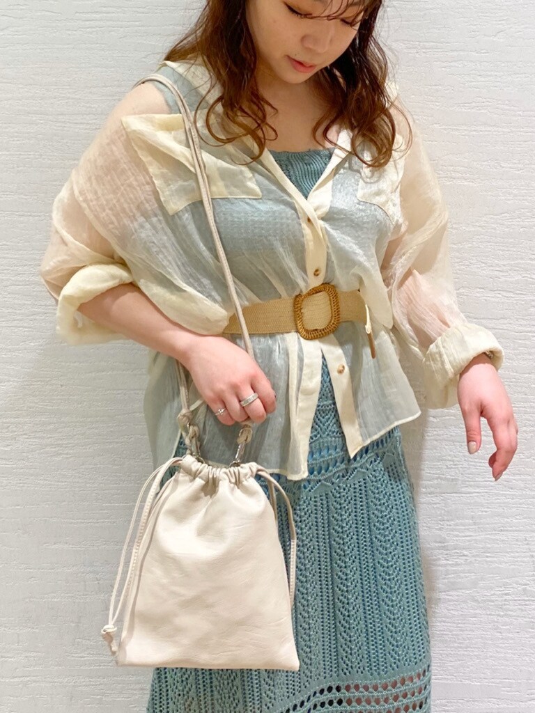 その他のサンダル、ホワイト系のハンドバッグ、ホワイト系のシャツ/ブラウスを着用したレディースの夏コーディネートの4枚目の写真