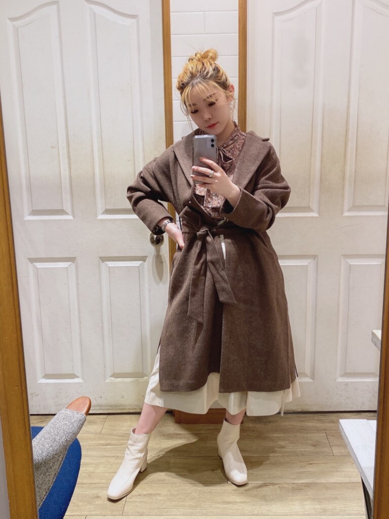 ホワイト系のブーツ、ブラウン系のシャツ/ブラウス、ホワイト系のスカートを着用したレディースの秋コーディネートの2枚目の写真