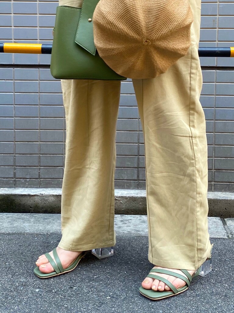 グリーン系のハンドバッグ、グリーン系のその他パンツ、ホワイト系のシャツ/ブラウスを着用したレディースの夏コーディネートの6枚目の写真