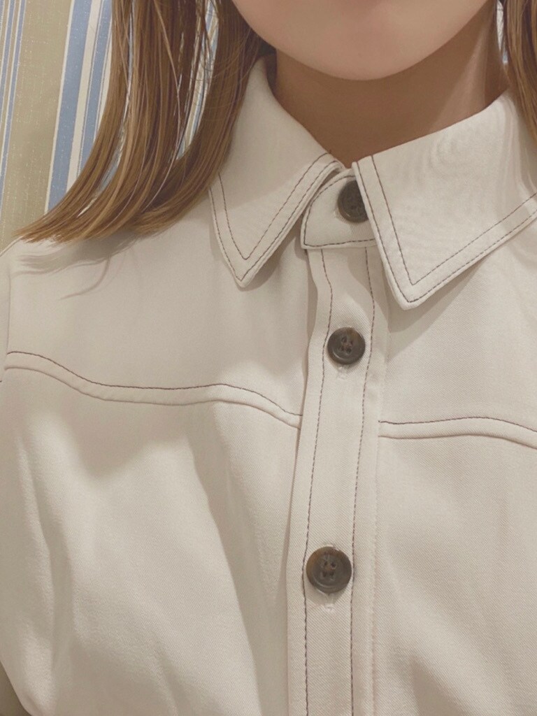 ホワイト系のワンピース、ブラック系のローファーを着用したレディースの冬コーディネートの4枚目の写真