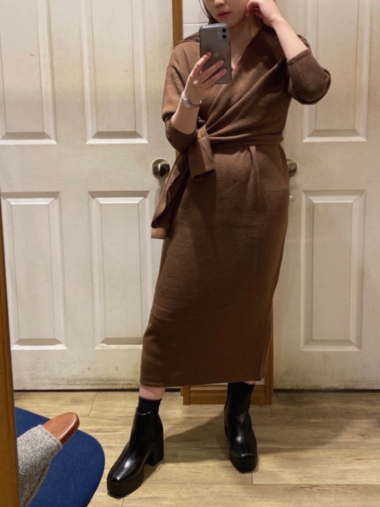 ブラック系のテーラードジャケット、ブラウン系のワンピース、ブラック系のブーツを着用したレディースの秋コーディネートの8枚目の写真
