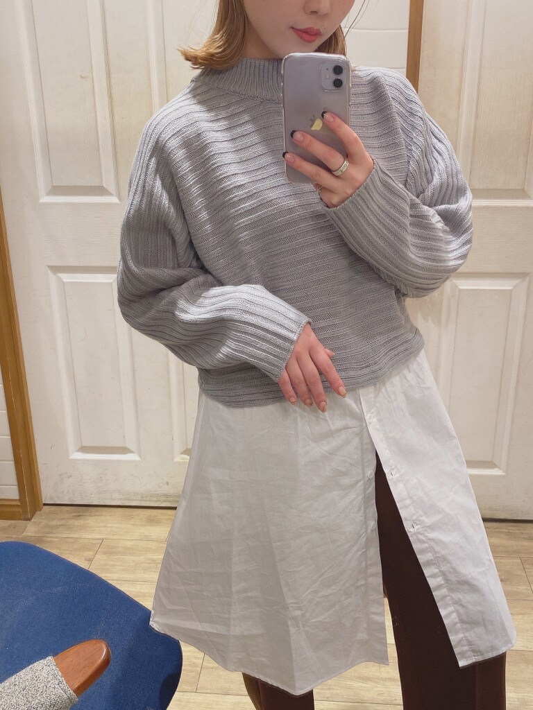 ブラック系のブーツ、ブラウン系のその他パンツ、グレー系のニット/セーターを着用したレディースの冬コーディネートの3枚目の写真